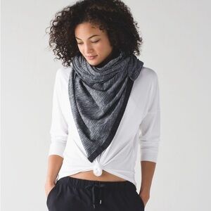 Lululemon Vinyasa Scarf‎ Rulu Luon Jacquard Coco Pique Black White